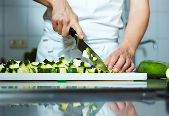 Chef chopping courgettes 00997629